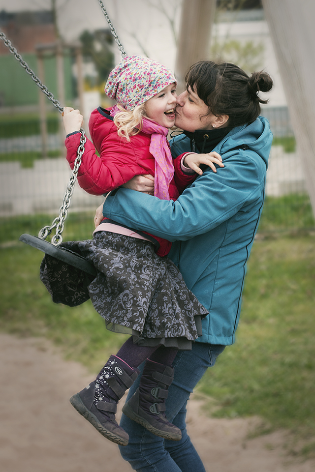 Portrait eines Kindes und der Mama auf dem Spielplatz aufgenommen von Blickwinkel Fotografie Vanessa von Wieding in Emmerthal bei Hameln