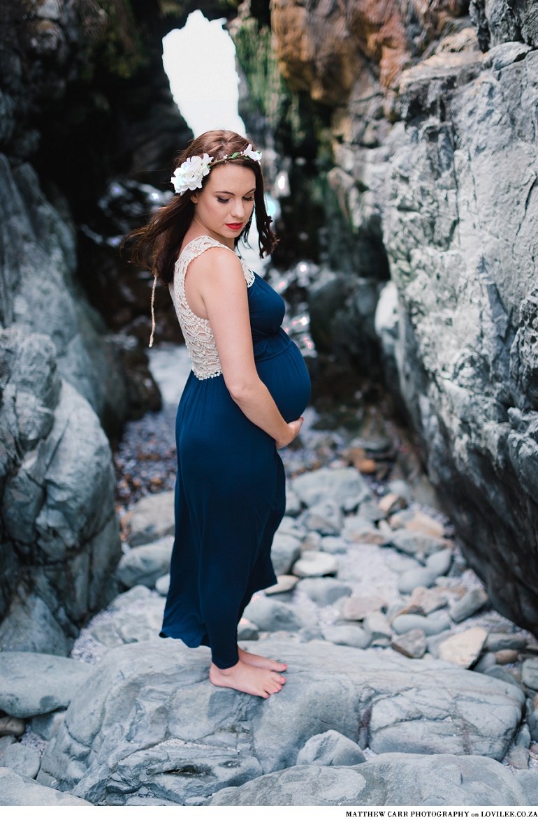 Sea-side maternity shoot