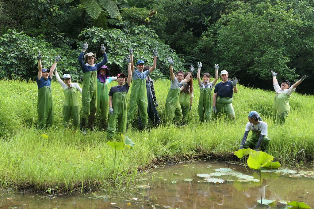 Timberland 2017年地球日首場會員志工行動，邀請志工協助維護濕地與整理茶園，並進行日間及夜間導覽活動，讓志工在為環境付出一份力的同時，體驗阿里磅日夜不同的生態魅力。 攝影：吳佳奇。