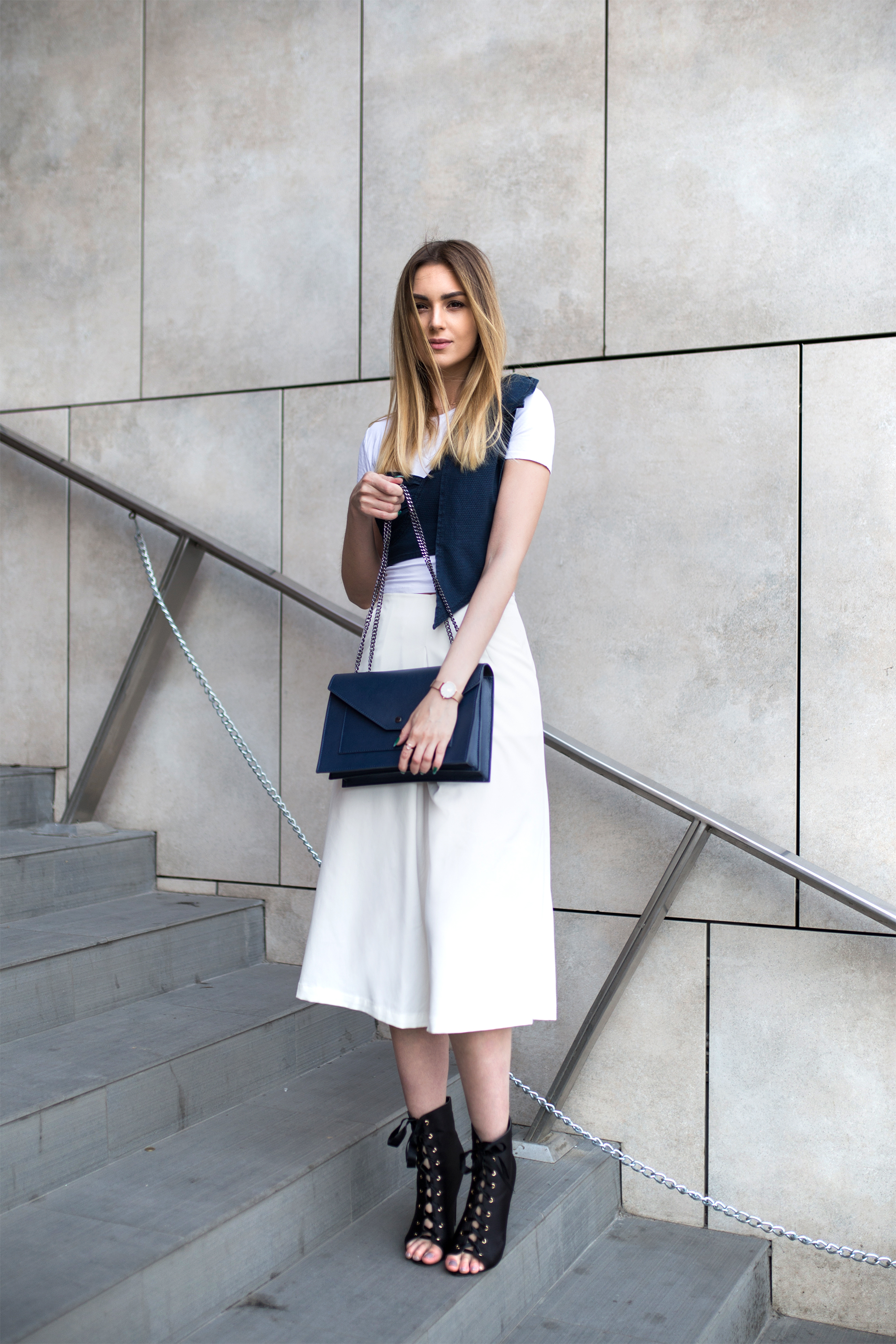 white-and-navy-outfit-street-style-blogger