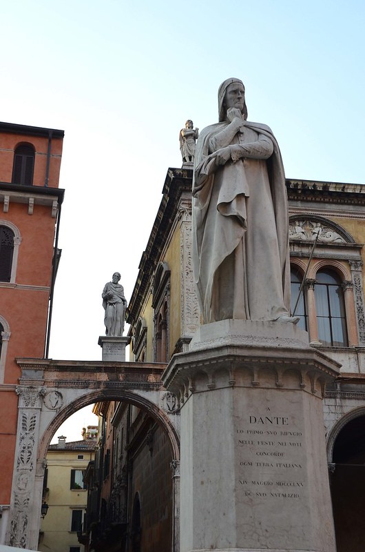 Estátua de Dante