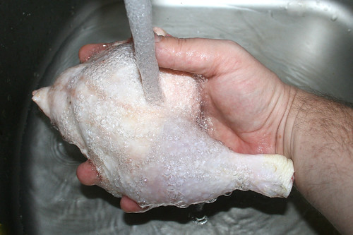 06 - Hähnchenschenkel waschen / Wash chicken legs