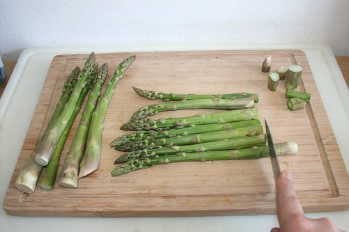 12 - Spargel beschneiden / Cut asparagus