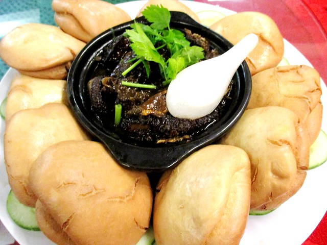 Fried mantao with stewed pork