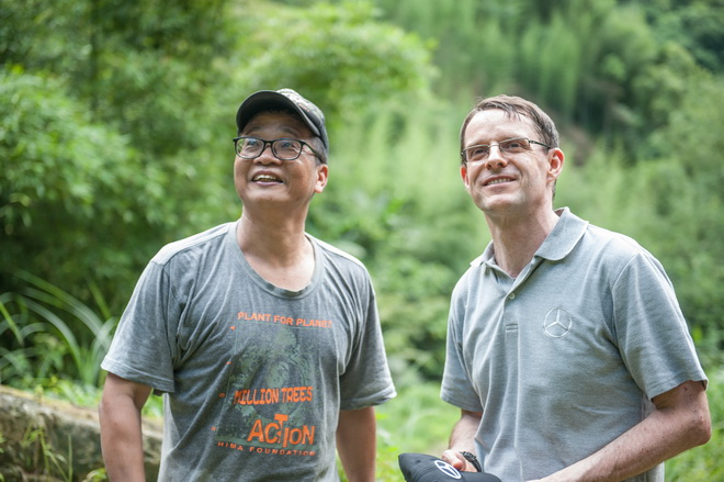 有樹醫生之稱的楊文德博士(左)與台灣賓士總裁邁爾肯將原本工程浩大的生態復育工程，以深入淺出的方式為孩子們進行解說，更發現台灣原生樹種背後藏有許多有趣的故事。