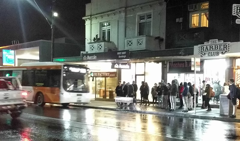 703 bus arrives at Bentleigh station