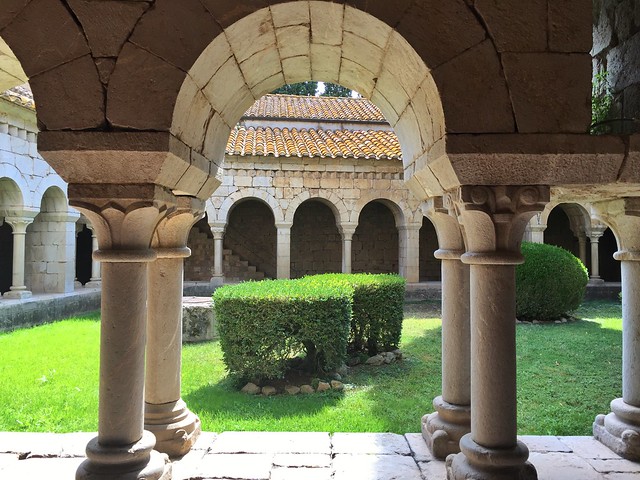Claustro del monasterio románico de Vilabertrán (Alto Ampurdán, Costa Brava)