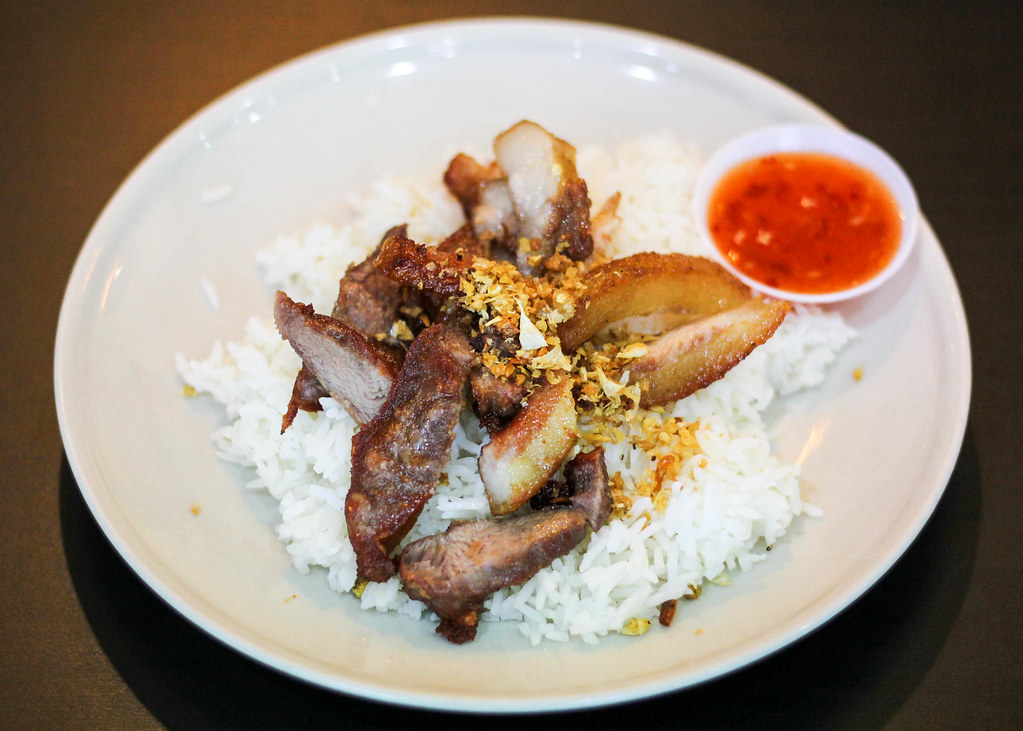 som-tam-suphasiri-fried-pork-with-garlic-rice