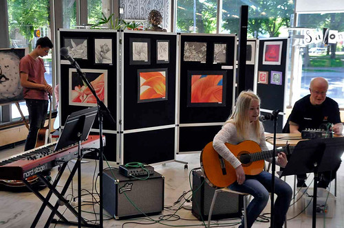 Gitarrkonsert framför Bildelevernas utställning
