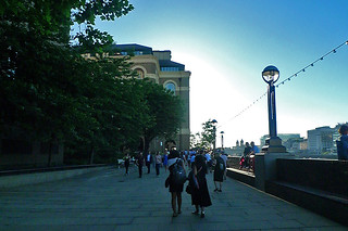 London - Tower Bridge Southbank esplanade