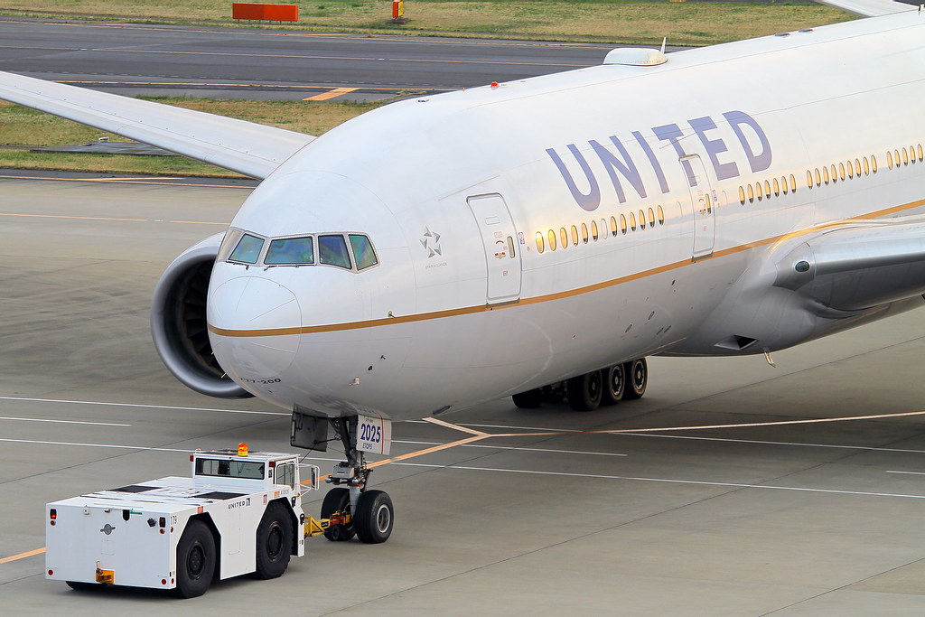 N225UA United Airlines Boeing 777-222/ER