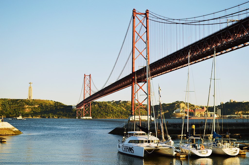 Silta ja meri Lissabonissa.