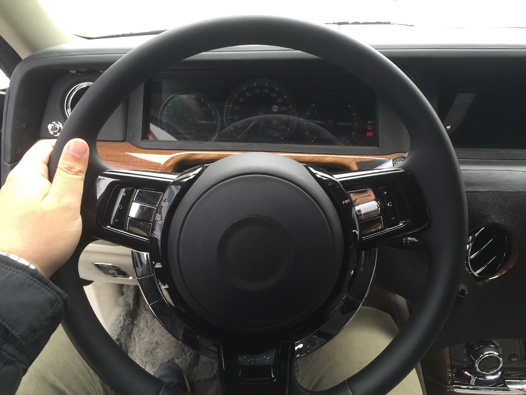 2018-Rolls-Royce-Phantom-dashboard-driver-side-spy-shot