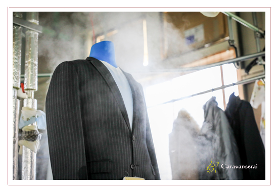 クリーニング店　アイックスの高級クリーニング部門の新規事業　ホームページ用写真の出張撮影　アイロン　洗濯　スーツ　背広　工場　職人　