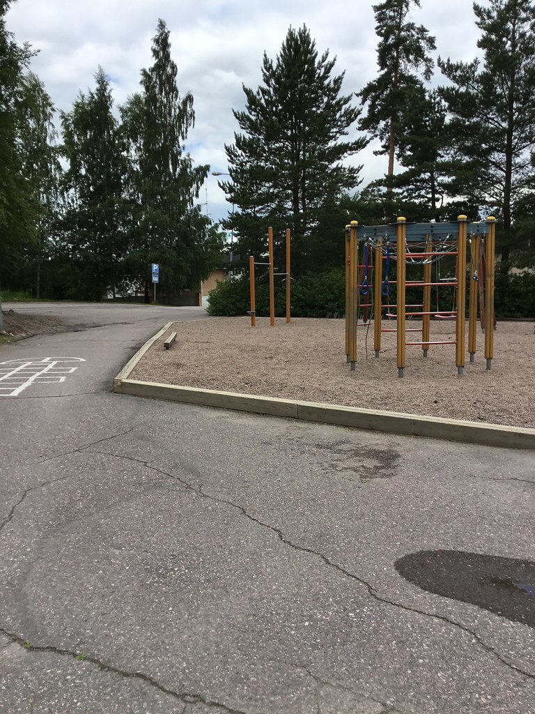 Picture of service point: Taavinkylän koulu / Ulkokuntoiluvälineet