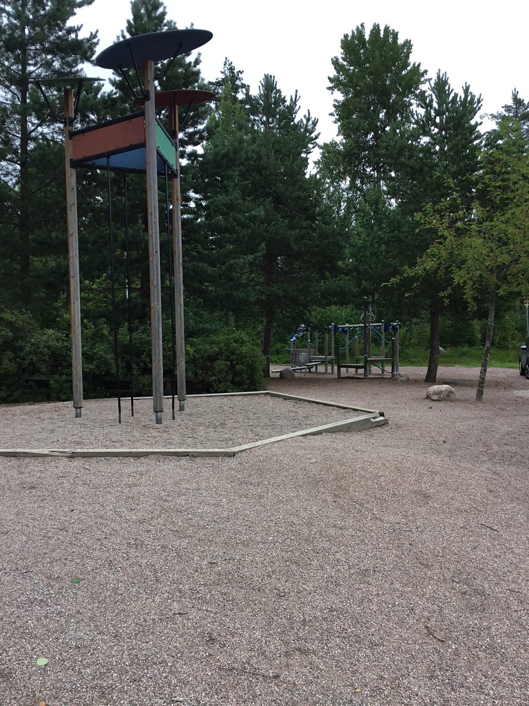 Picture of service point: Lintumetsän koulu / Neighbourhood sports area
