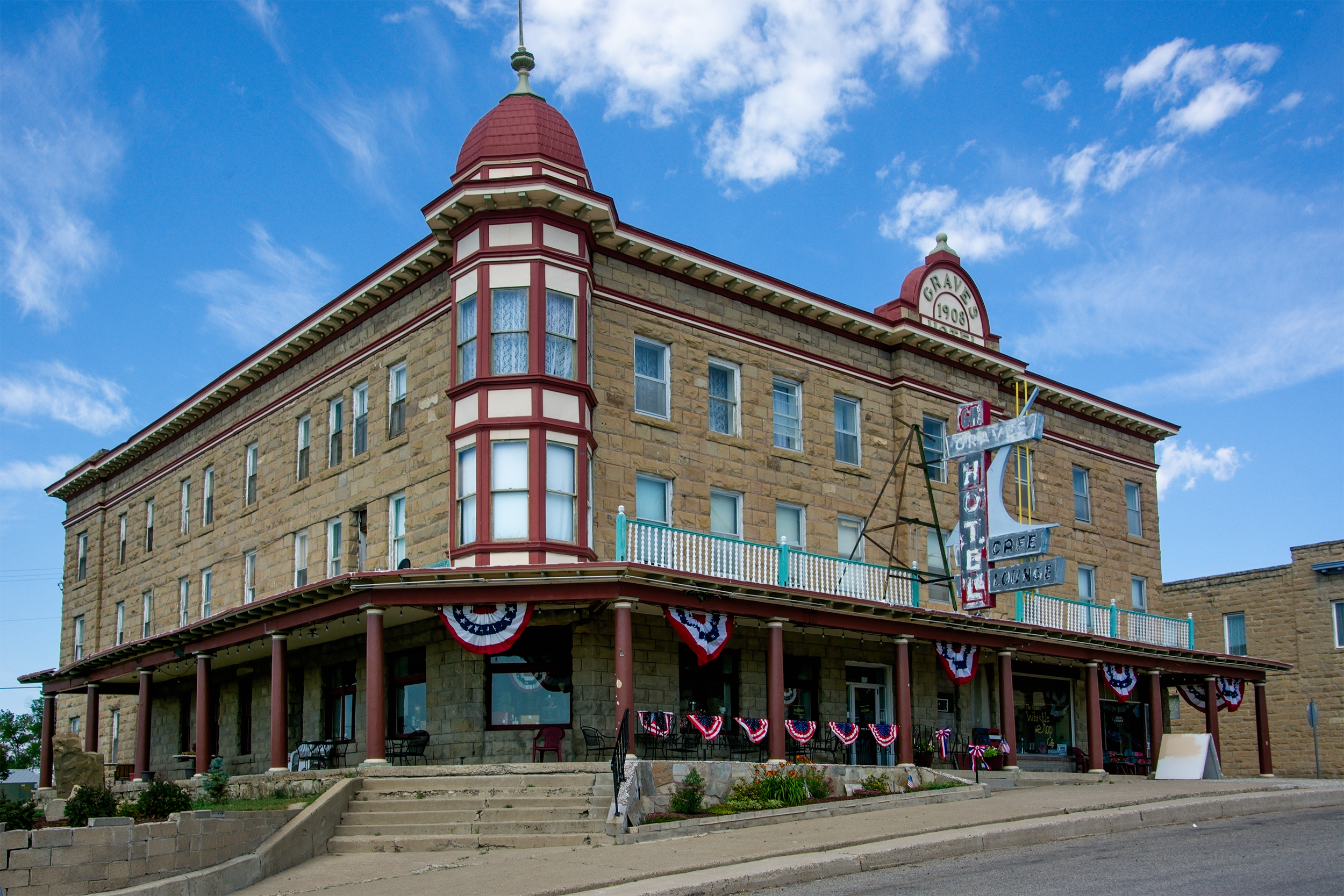 Graves Hotel - 106 Central Avenue South, Harlowton, Montana U.S.A. - July 1, 2017