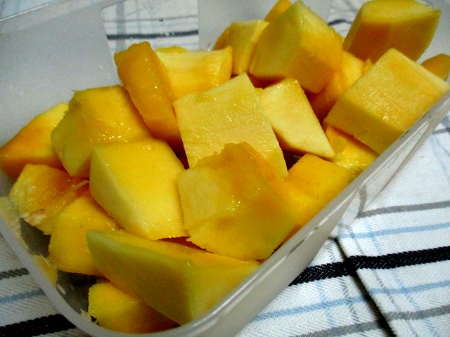 Cut mangoes