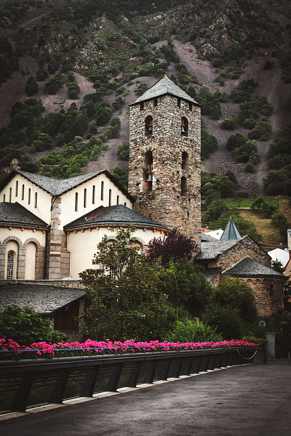 Столица Андорры летом: церковь Святого Стефана