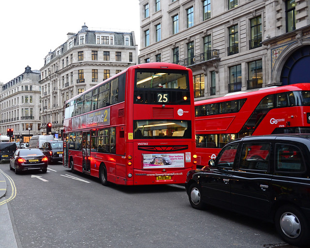 Autobuses en Oxford Street, una de las calles que ver en Londres