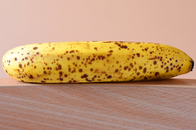 Banane - Reifestufe - unreif, reif mit Zuckerflecken ... Foto: Brigitte Stolle