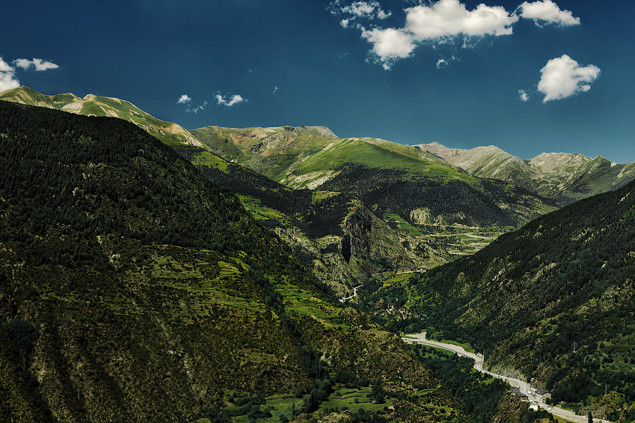 Андорра: панорама с тропы к озеру Энголастерс