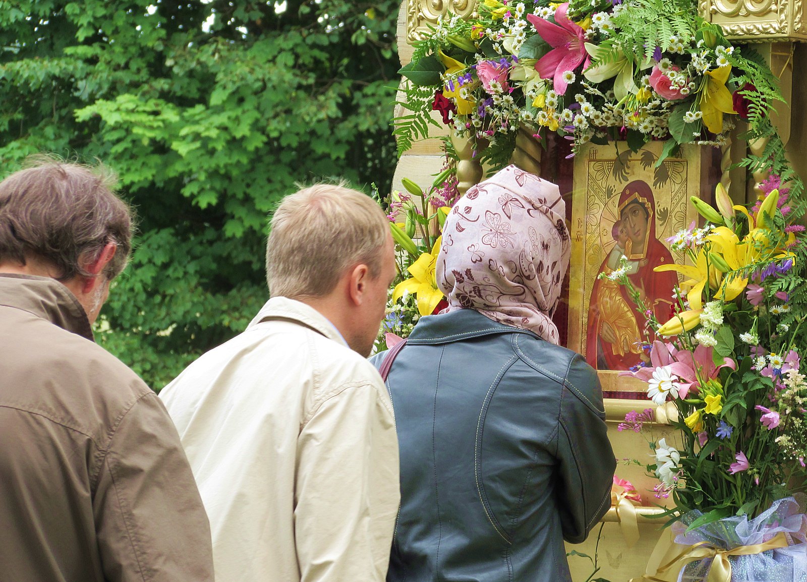 Агрогородок Горбацевичи, 16 июля 2023 года. Верующие перед чудотворной иконой у Ризоположенского храма. Фото: Алесь Красавин.