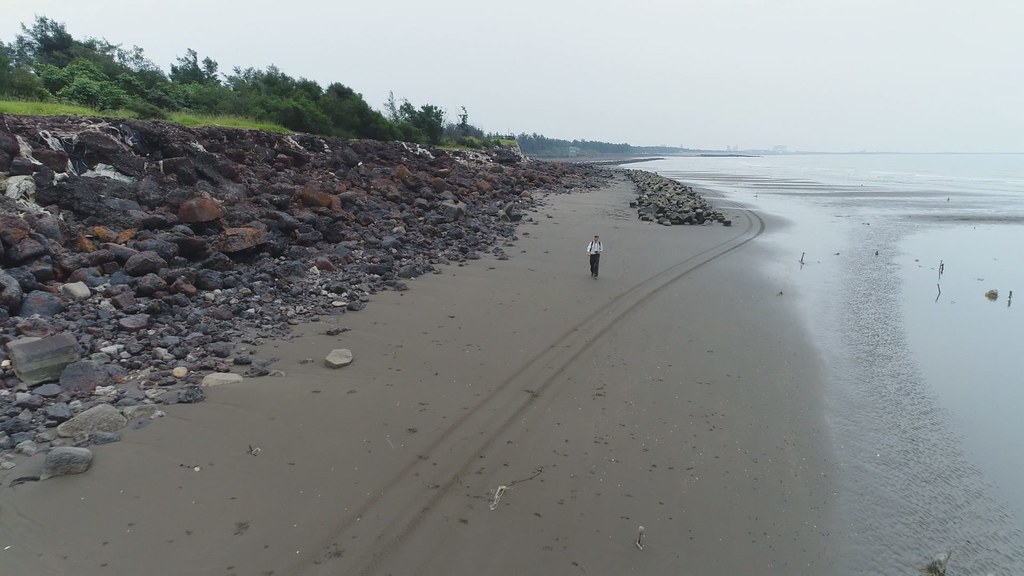 917-2-1緊鄰新豐垃圾掩埋場的這段海岸線，岸邊堆滿大量爐碴，範圍綿延兩三公里。