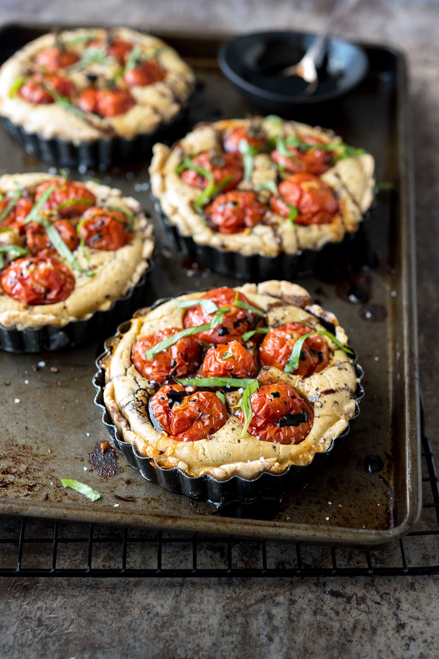 Creamy Tomato Basil Tartlets! Summer is coming to an end, so use up some of those tasty, garden-fresh tomatoes in these delicious, gluten-free, soy-free tartlets! #vegan #veganyackattack