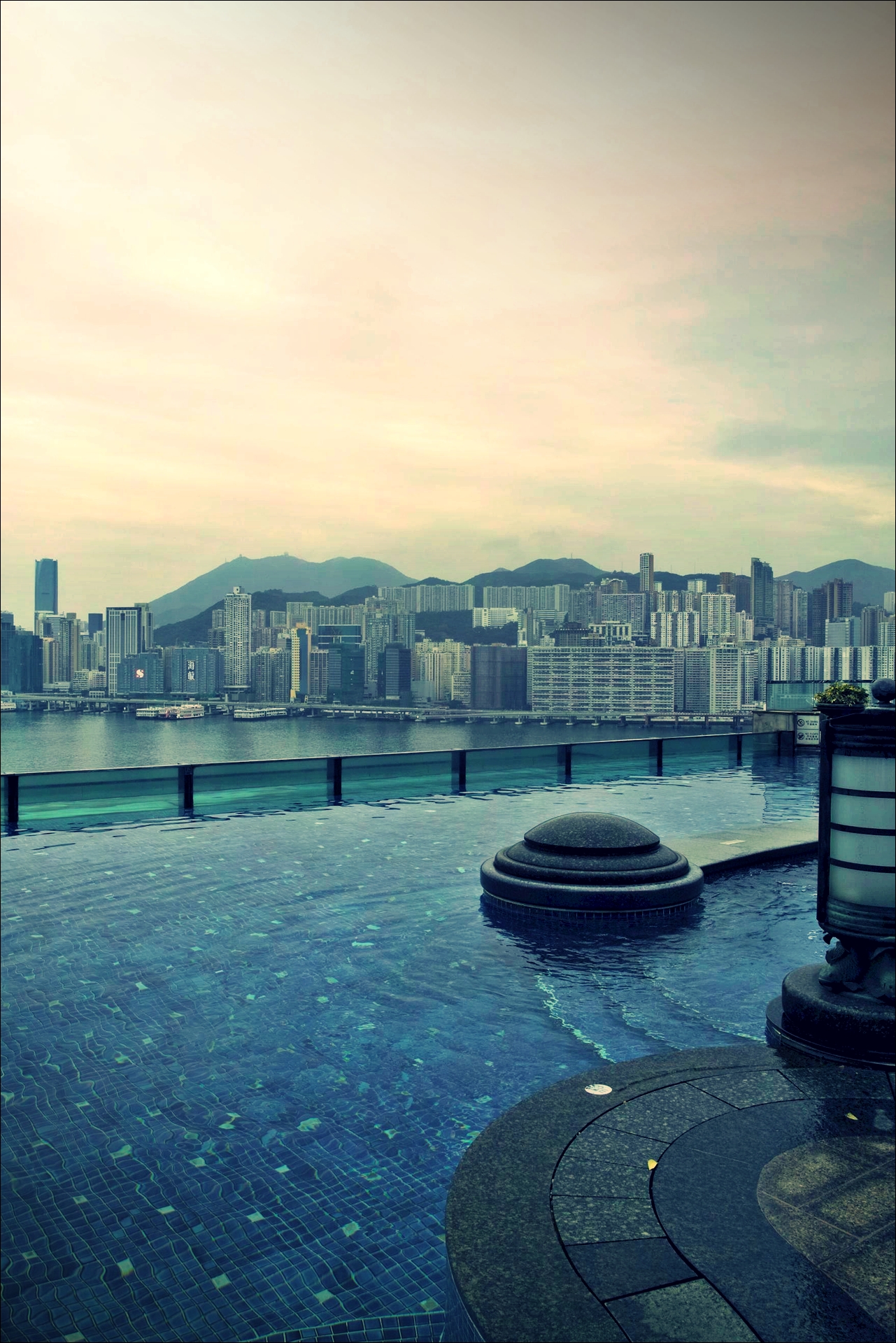 수영장-'하버 그랜드 구룡 호텔, 홍콩 (Harbour Grand Kowloon, Hongkong)'
