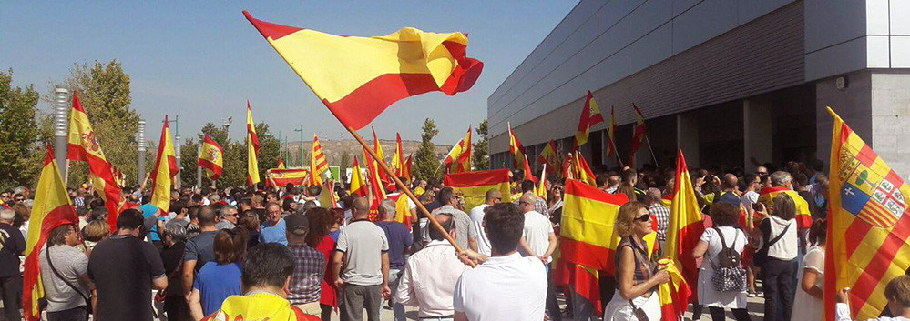 Podemos retira bandera de España y... 37282679082_9f9601f801_b
