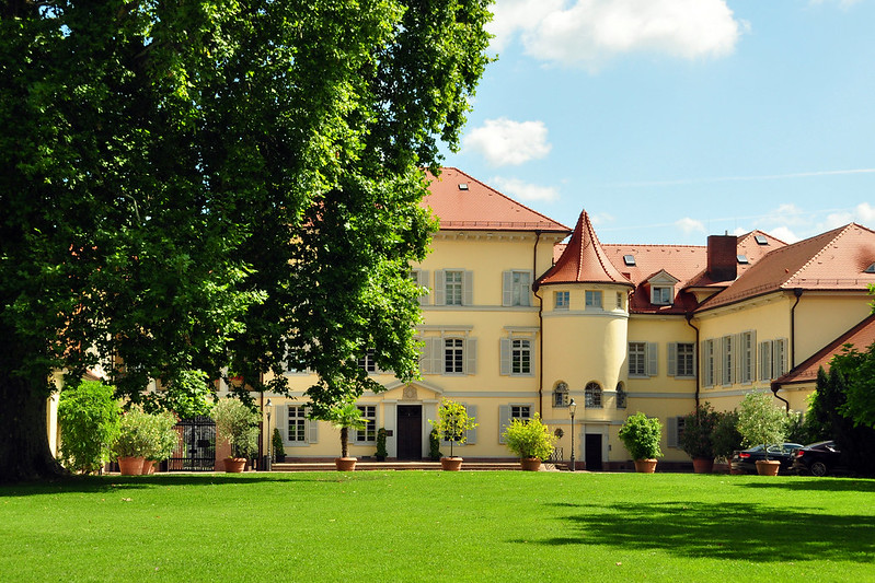 Neckarhausen im August 2017: Schlosspark des ehemals Graf-von-Oberndorff´schen Schlosses. Interessante Baumbestände, Schloss, Orangerie ... Brigitte Stolle
