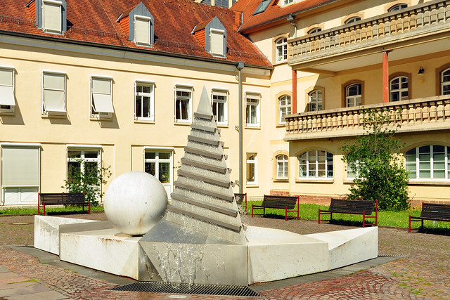 Auf dem Gelände der orthopädischen Klinik Heidelberg-Schlierbach befindet sich ein Skulpturenpark mit 26 Kunstwerken deutscher und internationaler Künstler des 20. und 21. Jahrhunderts ... Foto: Brigitte Stolle