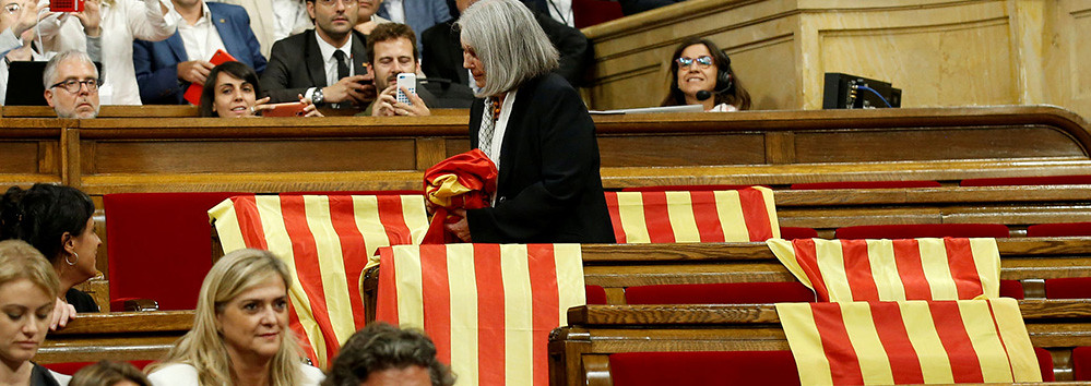 Llenan de banderas españolas el Facebook de la podemita que las quitó del Parlamento catalán 36239181254_3795895d2b_b
