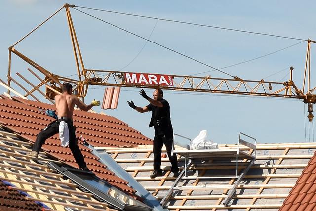 Dachdecker, Helden der Arbeit ... Ein Dach wird neu gedeckt ... Mannheim-Seckenheim --- Foto: Brigitte Stolle