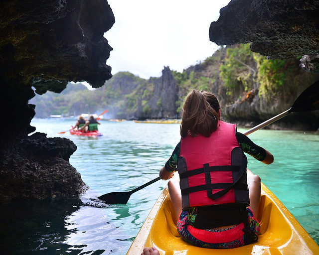 Navegando en kayak por las preciosas aguas de Big Lagoon en El Nido, una de las mejores excursiones de Filipinas