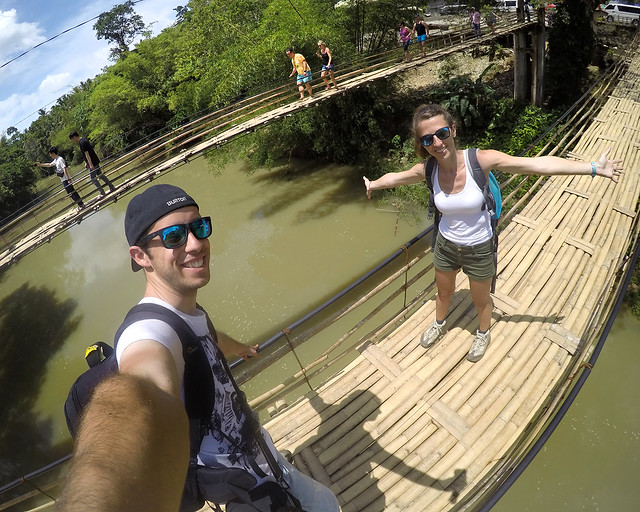 En el puente colgante de bambú de la isla de Bohol sobre el rio Sevilla