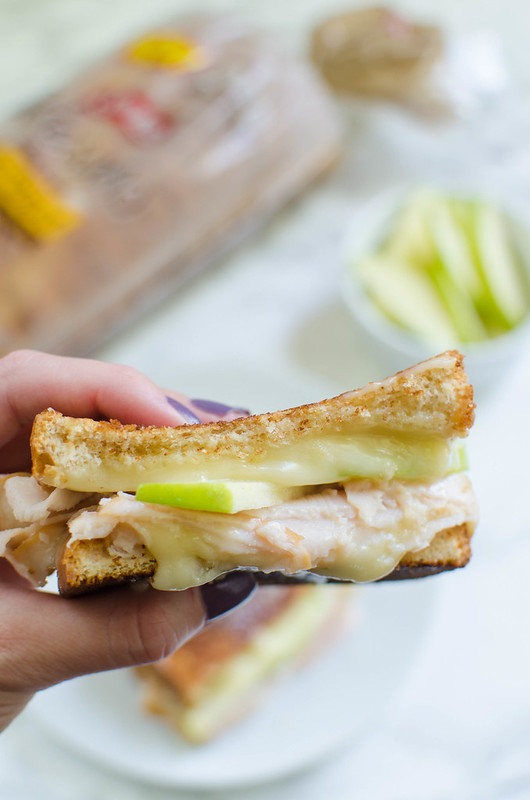Apple and Brie Grilled Cheese - the perfect fall sandwich recipe! Turkey, brie, and fresh apple slices. Plus, a honey drizzle! 