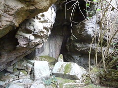 En versant N du col 1209 m : l'intérieur de la grotte visitée