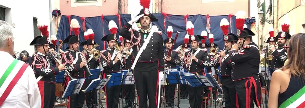 Emocionante homenaje a España de la banda del 3º Regimiento de los Carabinieri de Italia 36547017762_ba0858db0a_b
