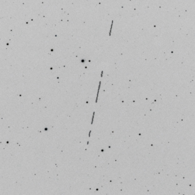 Balaton Csillagvizsgáló - A fenti kép negatívba fordítva, így más részletek is előtűnnek, pl. a kisbolygó imbolygó képe is jobban látható - Kocsis Antal