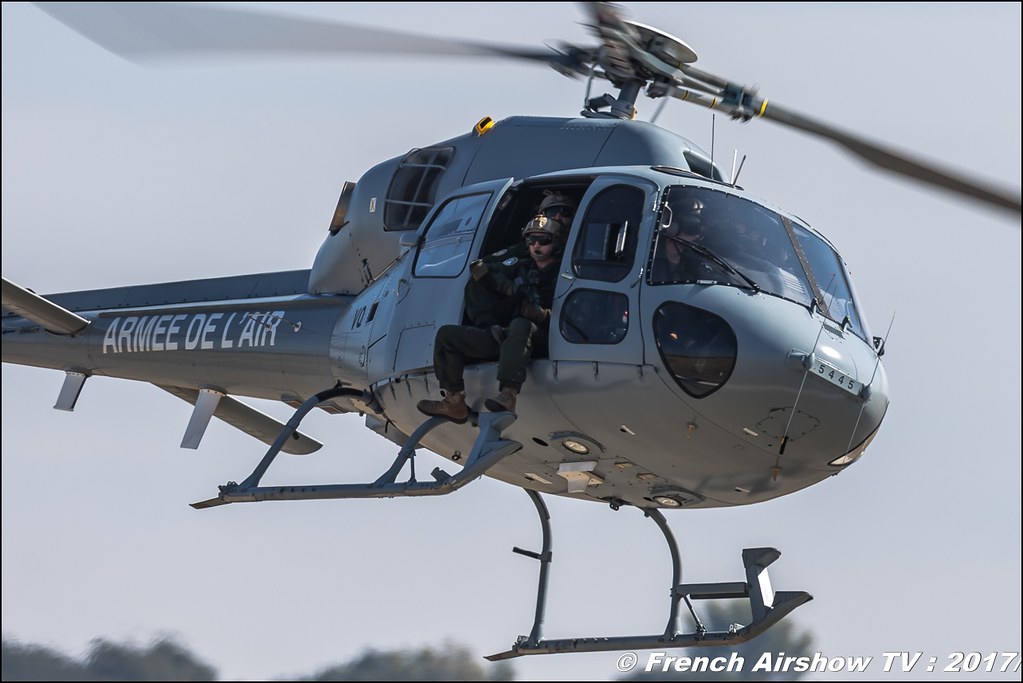 SR-20 Cirrus & Fennec hélicoptère Fennec de l'armée de l'air police du ciel , Les sentinelles du ciel , Avignon Air Show 2017 , Aéroclub Vauclusien , avignonairshow2017 , Meeting Aerien 2017