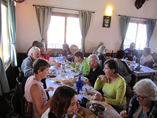 Déjeuner en groupe au Refuge du col de Bavedda