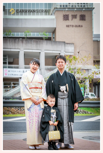 七五三写真　深川神社　愛知県瀬戸市　前撮り　パパもママも着物　着物店あつみ　支度シーンからの撮影　ロケーションフォト　