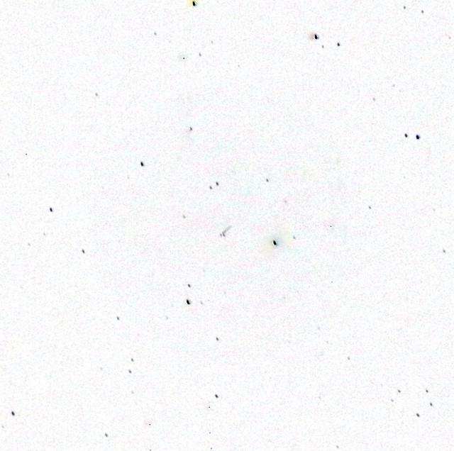 VCSE - Az előző kép negatívba átfordítva. A kép közepén lévő csík a Florence-kisbolygó nyoma.