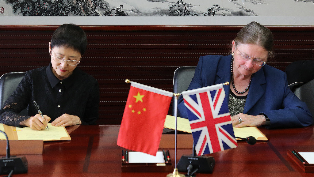 Dr Liu Jinghui and Professor Dame Glynis Breakwell sign the agreement.