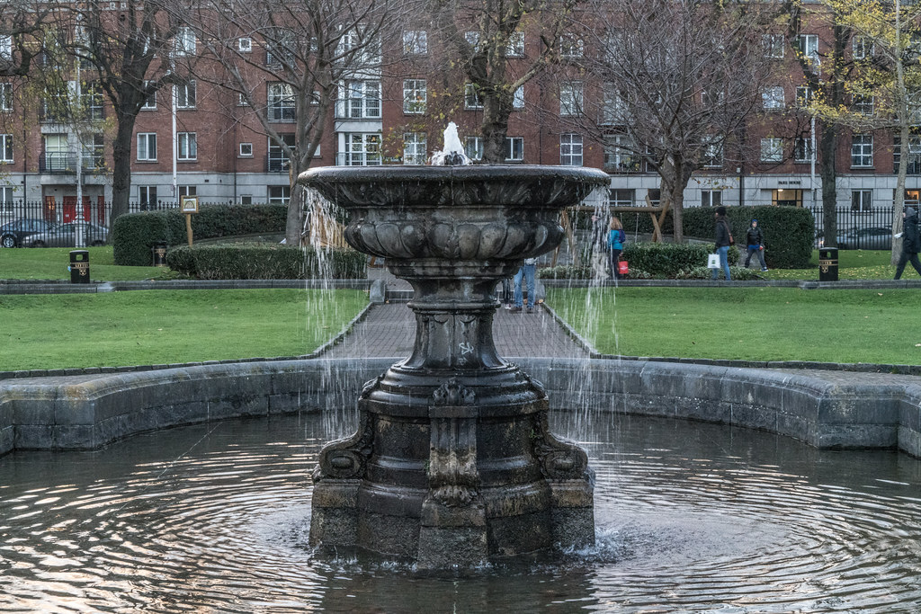 THE CENTRAL FOUNTAIN IS THE LARGER OF THE TWO 005