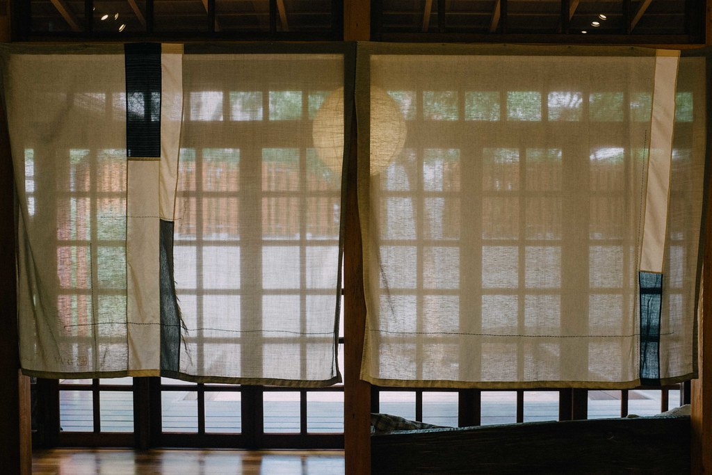 La casa cuenta con varios espacios, distribuidos en la estructura de una casa tradicional japonesa