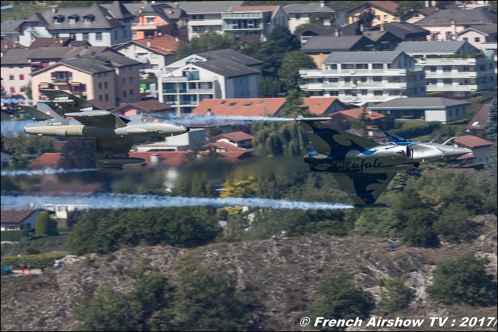 rafale solo display 2017 , Smokewinder , & Hunter T.Mk.68 - Amici Dell'hunter , HB-RVR , J-4201 , Breitling Sion Air Show 2017 , sion airshow , montagne , Alpes suisse , Canton du Valais , Meeting Aerien 2017