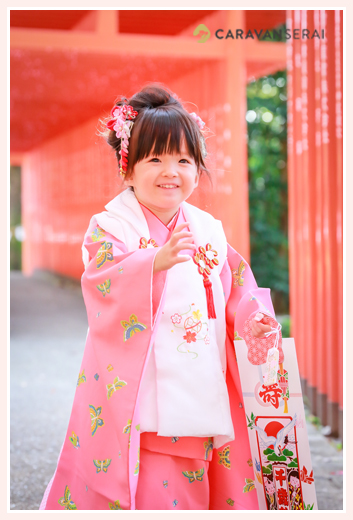3才の女の子の七五三写真　ピンクの着物と髪飾り　愛知県瀬戸市の深川神社でロケーション撮影　女性カメラマンによる子供の自然な姿・表情